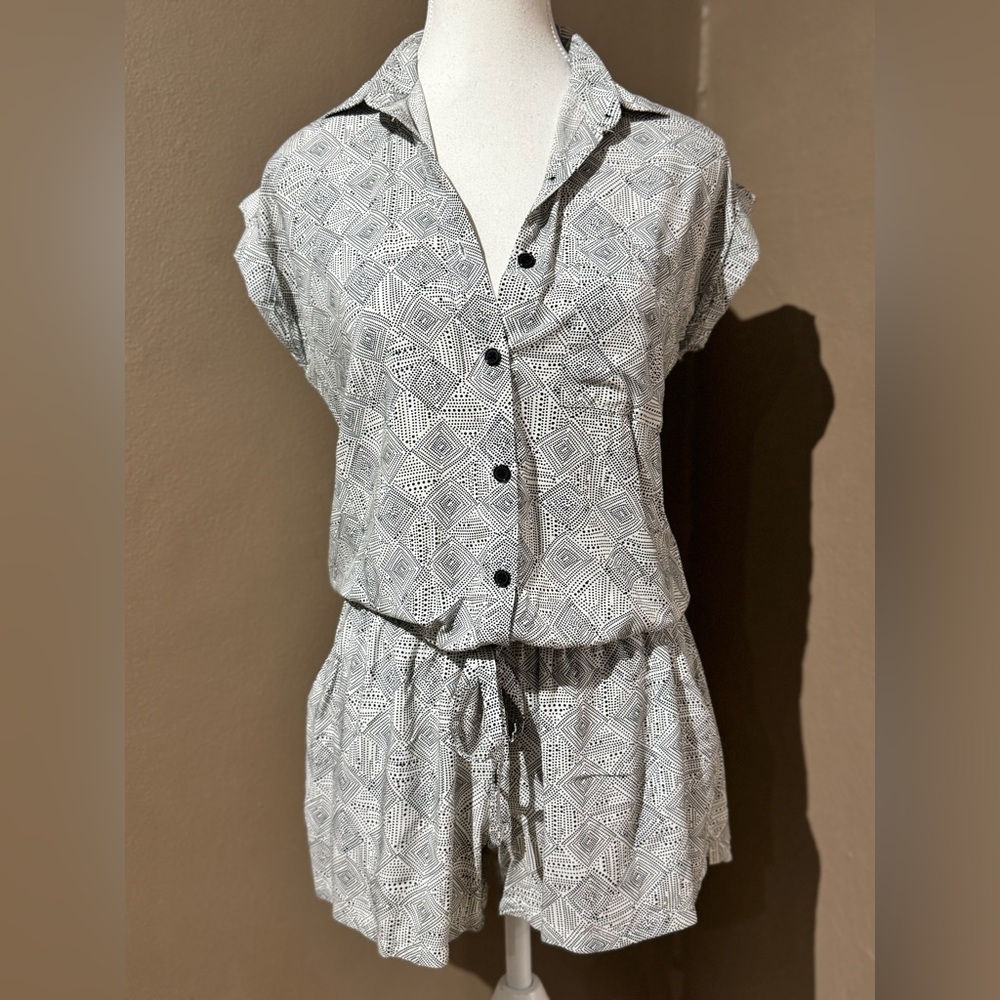 Geometric Patterned Button-Up Romper With Elastic… - image 1